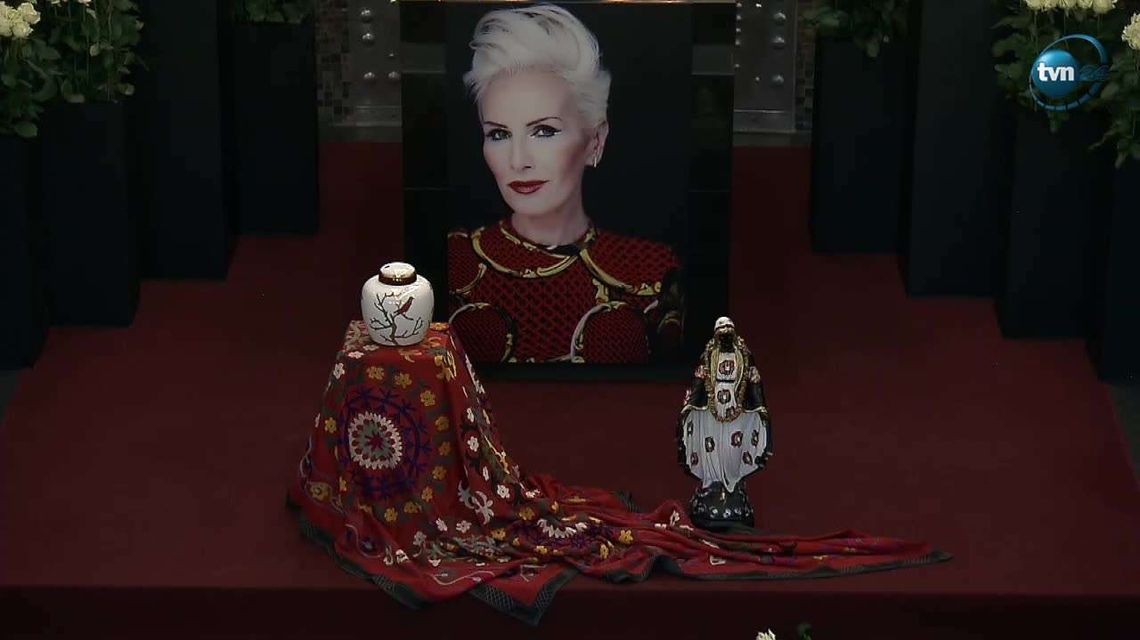 Tłumy pożegnały Korę na Powązkach w Warszawie [wideo]