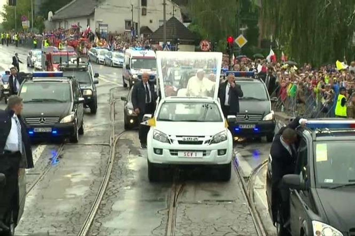Tłumy przywitały papieża jadącego na Wawel. Franciszek przesiadł się z golfa do papamobile
