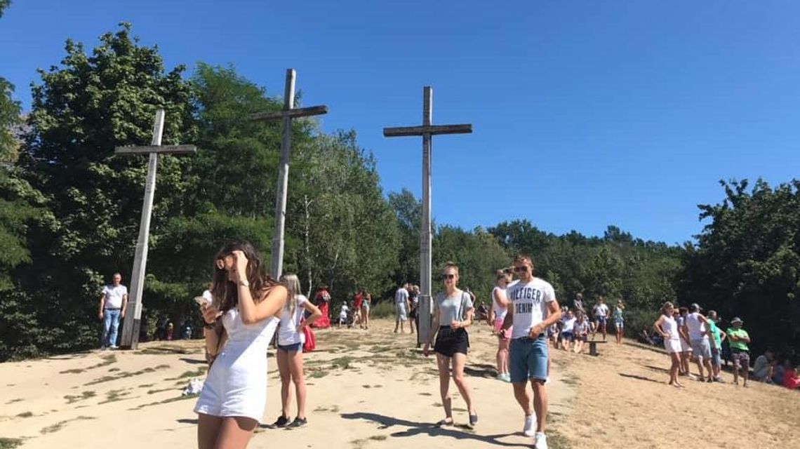 Tłumy w Kazimierzu Dolnym, kajaki i spacery po wsi. Tak spędzamy weekend [zdjęcia]