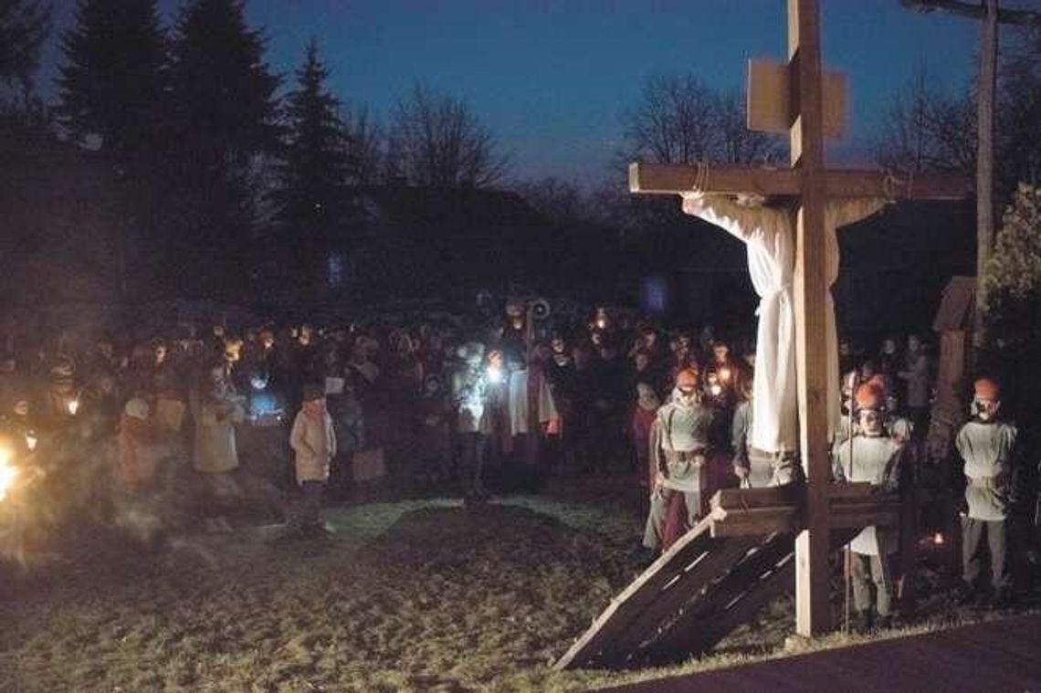 Tłumy wiernych na drodze krzyżowej w Sernikach Tłumy wiernych na drodze krzyżowej w Sernikach