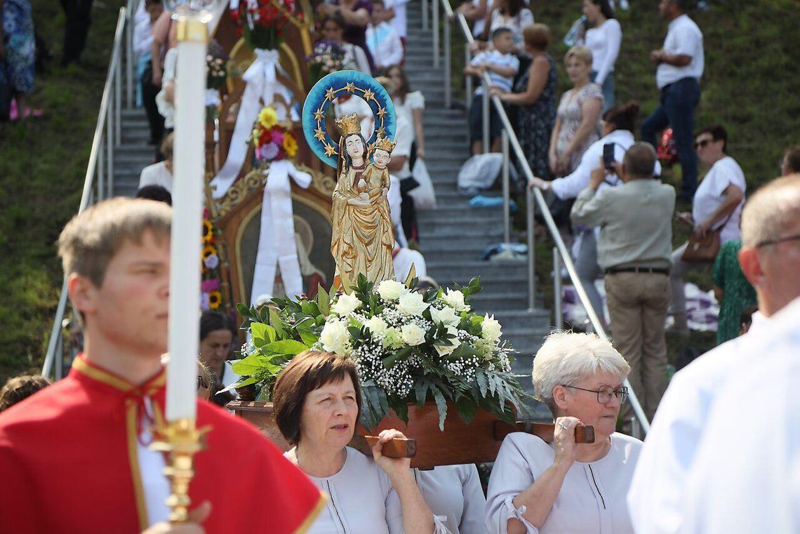 Tłumy wiernych w Wąwolnicy Tłumy wiernych w Wąwolnicy