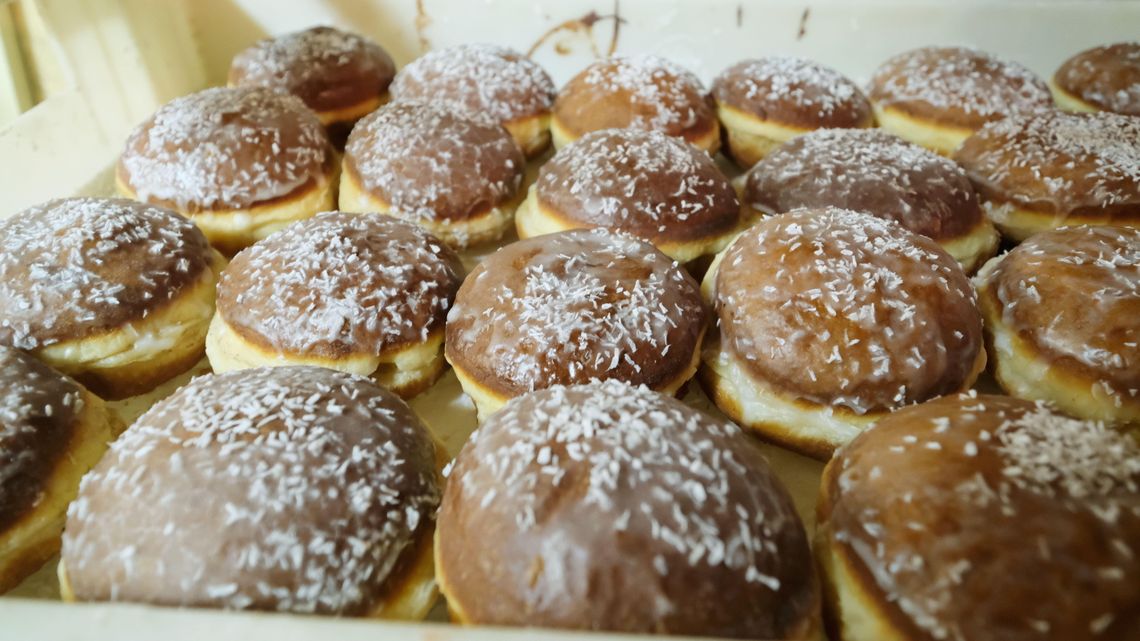 Tłusty czwartek. Jak powstają nasze ulubione pączki? [zdjęcia]