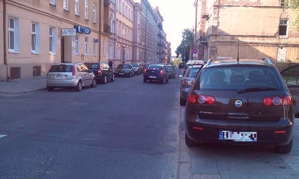 To 17-latek uszkodził siedem samochodów na ul. Niecałej