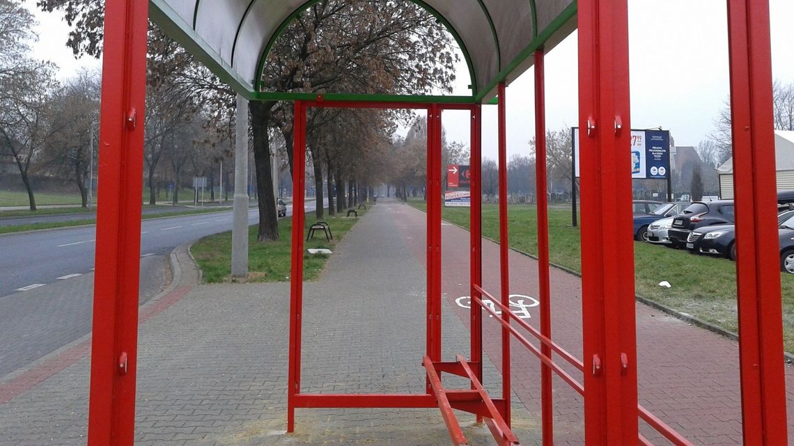 "To był kiepski pomysł". Nowa wiata na al. Andersa w Lublinie nie wszystkim się spodobała