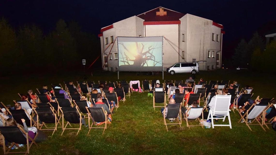 To był pierwszy seans plenerowy w historii gminy. Ekran stanął za kościołem