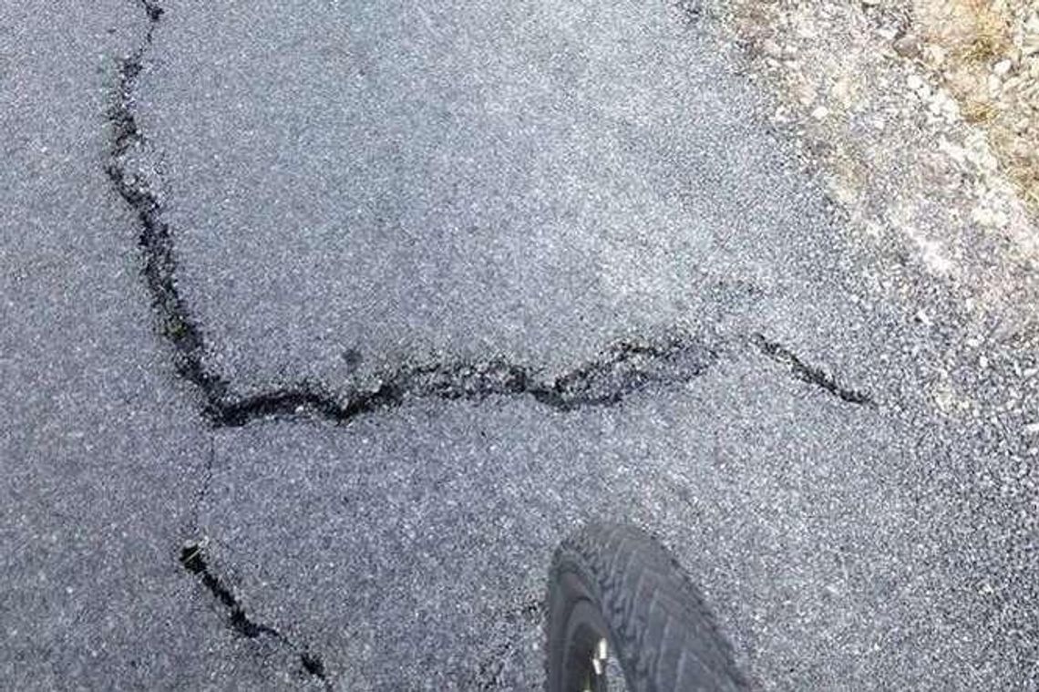 To była jedna z najgorszych dróg w regionie. Teraz jest nowa, ale już pęka