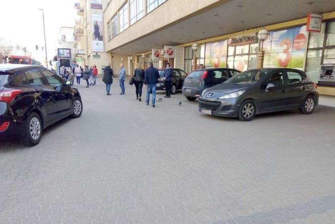 To chodnik czy parking? Zakaz jest, ale kierowcy się nim nie przejmują