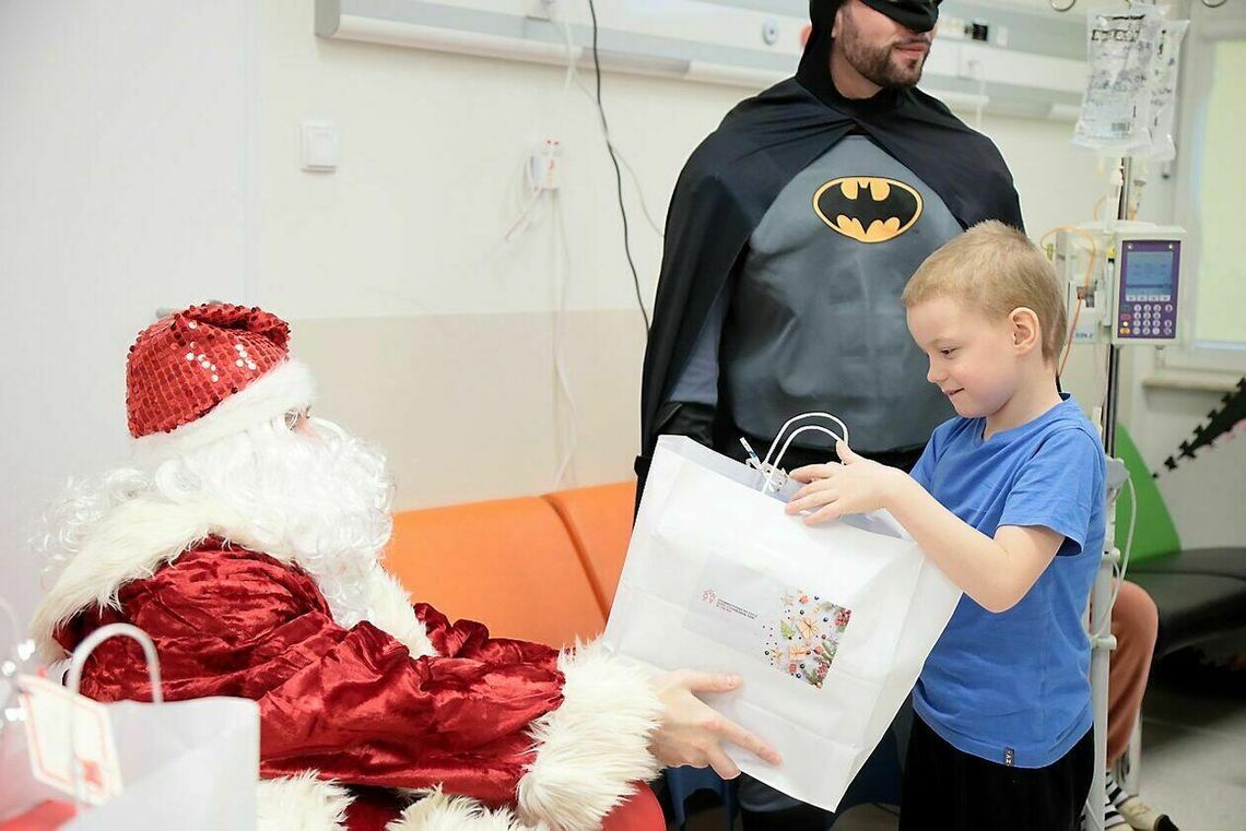 To jest magia świąt. Mikołaj i superbohaterowie u chorych dzieci