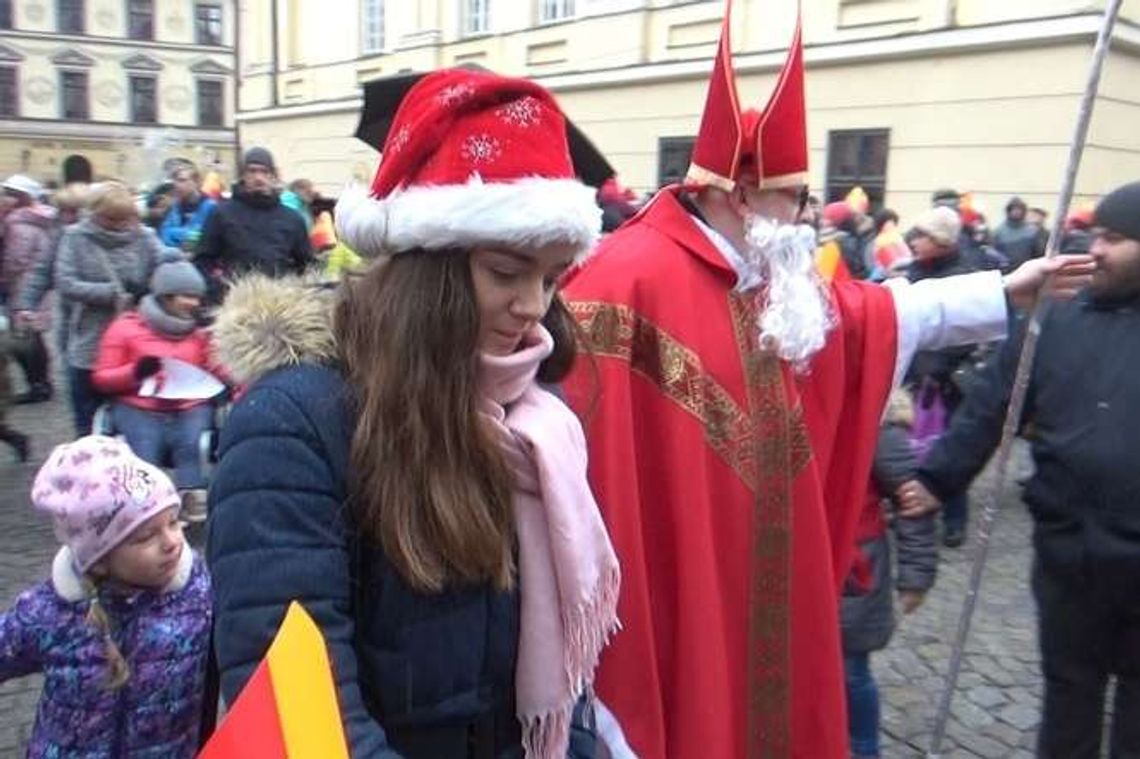 "To piękne, że Św. Mikołaj znajduje dzisiaj tylu naśladowców". Orszak przeszedł przez Lublin