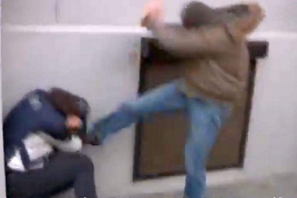 To policjant kopał w twarz demonstranta podczas Marszu Niepodległości