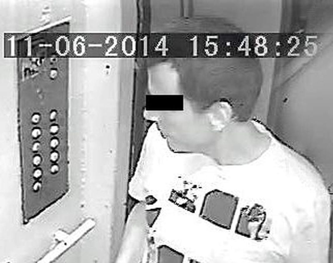 To Rafał P. obejmował dziewczynkę w windzie. Przyszedł z adwokatem na policję