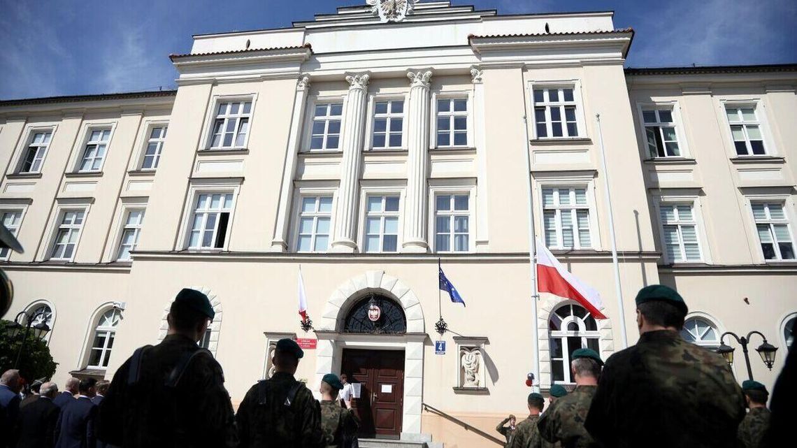 „To symbol naszej tożsamości narodowej”. Dzień flagi pod Urzędem Wojewódzkim „To symbol naszej tożsamości narodowej”. Dzień flagi pod Urzędem Wojewódzkim