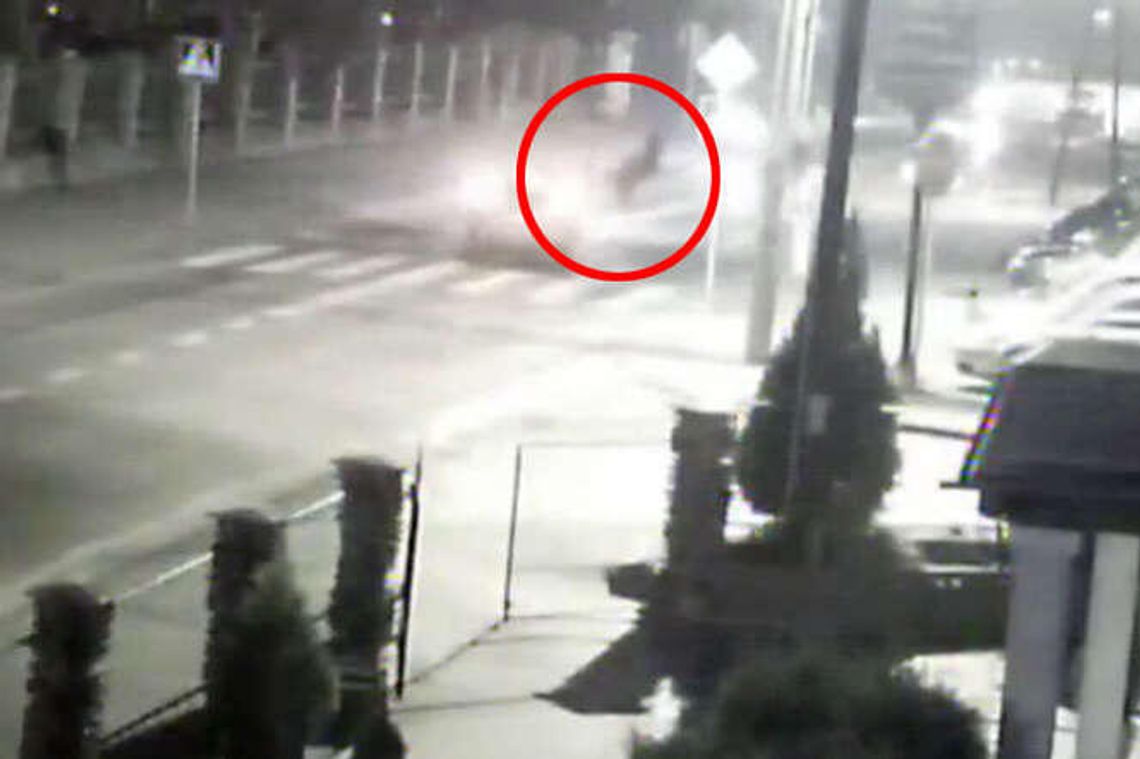 To wyglądało fatalnie. Samochód wjechał w pieszą na przejściu [wideo]