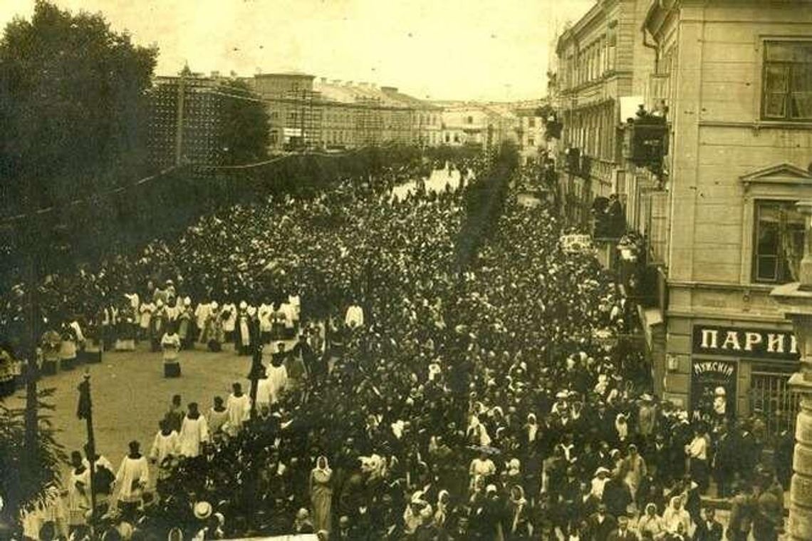 To zdjęcie powstało 101 lat temu w Lublinie. Tłumy szły w kondukcie pogrzebowym To zdjęcie powstało 101 lat temu w Lublinie. Tłumy szły w kondukcie pogrzebowym