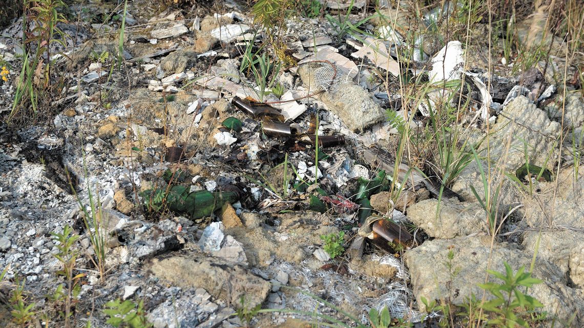 Toksyczne śmieci z budowy zakopywali w polu. Było ich tak dużo, że nie nadążali