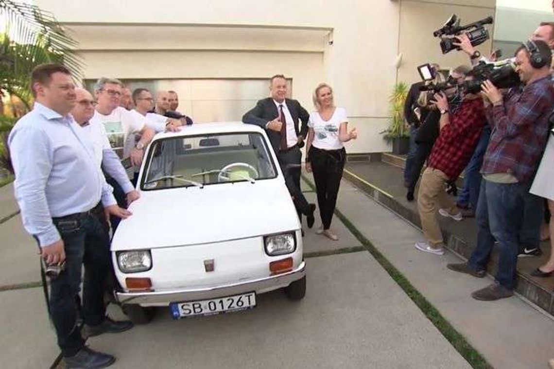 Tom Hanks dumnym posiadaczem Fiata 126p. "Zamierzam nim jeździć" Tom Hanks dumnym posiadaczem Fiata 126p. "Zamierzam nim jeździć"