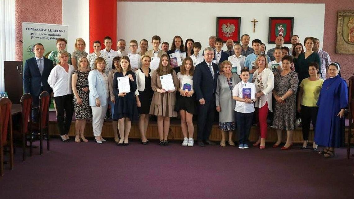 Tomaszów Lubelski. Burmistrz docenił najlepszych uczniów (lista wyróżnionych)