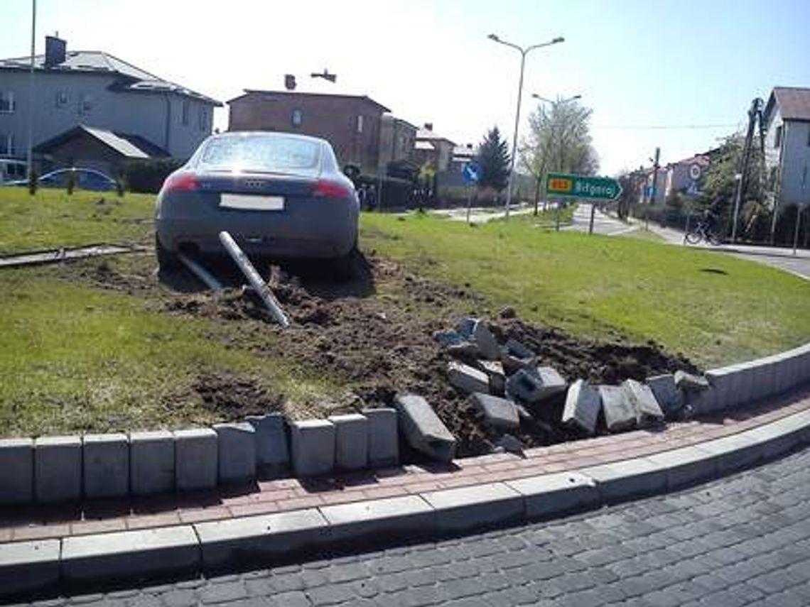 Tomaszów Lubelski: Kierowca audi TT "zaparkował" na środku ronda