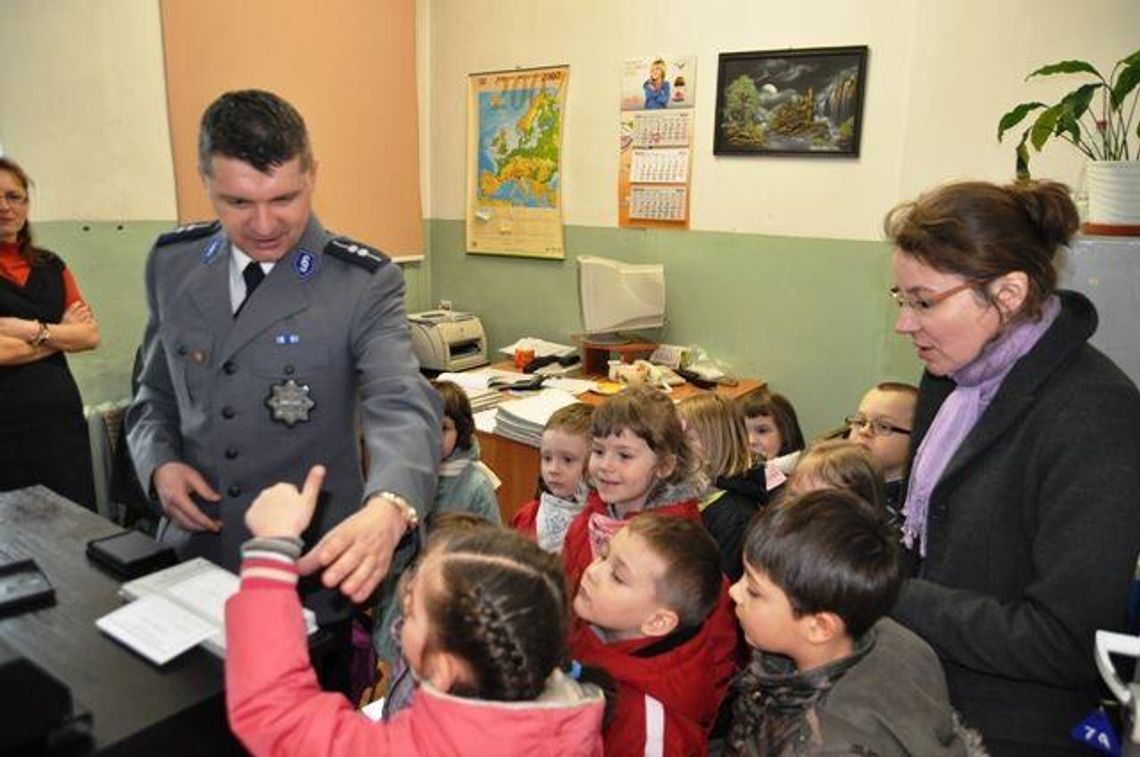 Tomaszów Lubelski: Przedszkolaki wizytowały komendę policji (zdjęcia)
