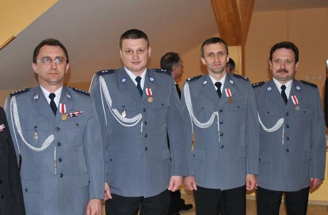 Tomaszów Lubelski: Strażacy odznaczyli policjantów medalami