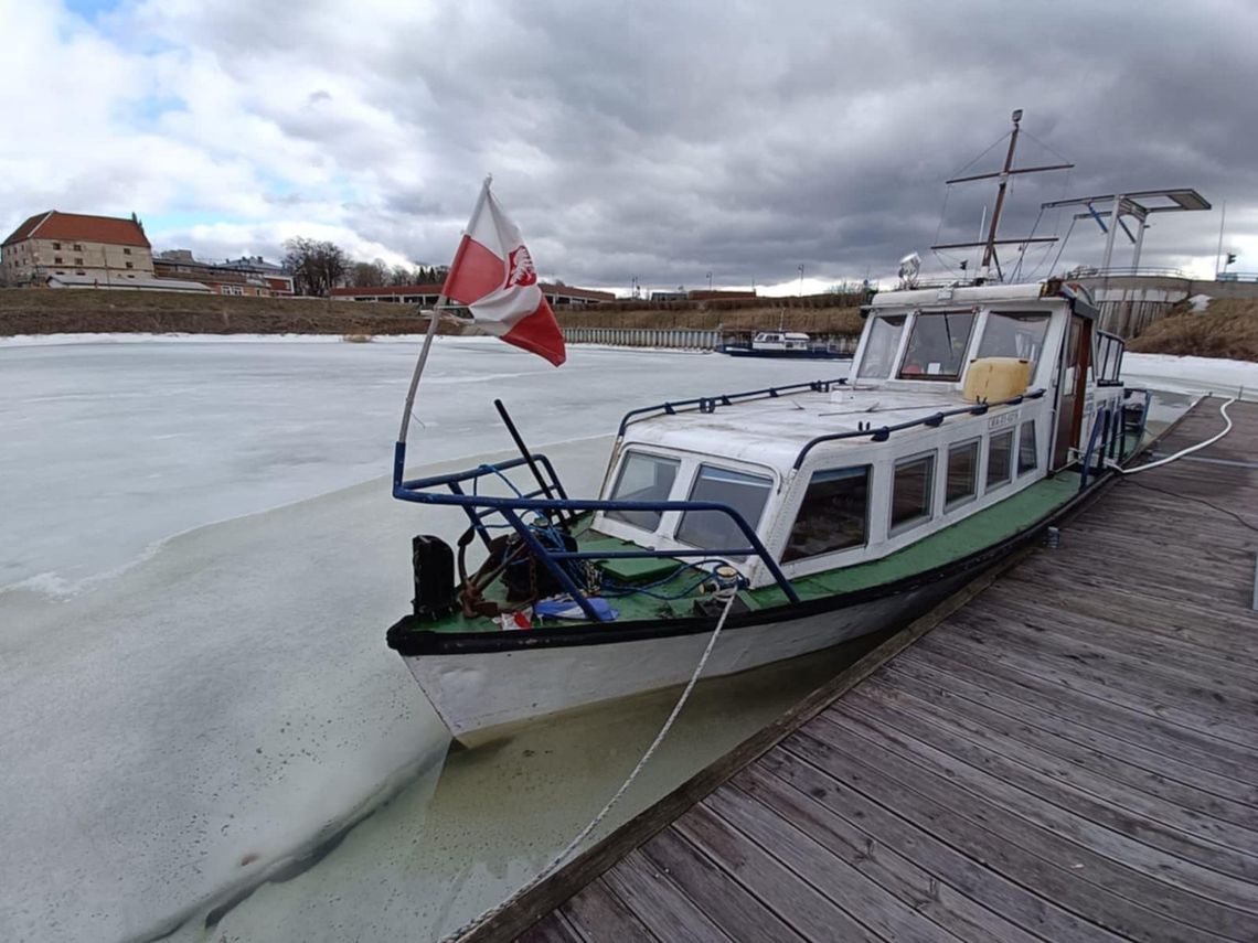 Tonie statek "Puławskiej Żeglugi". Trwa wypompowywanie wody Tonie statek "Puławskiej Żeglugi". Trwa wypompowywanie wody