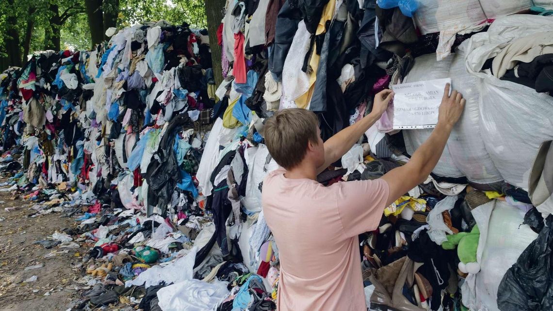 Tony ubrań przy drodze w Bełżycach i kłótnia przedsiębiorców. Kto ma rację?