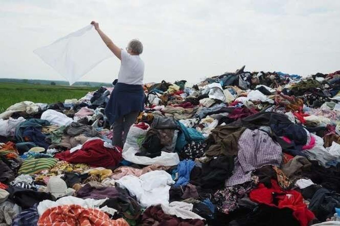 Tony używanych ubrań na polu pod Lublinem. Mieszkańcy buszują w stercie
