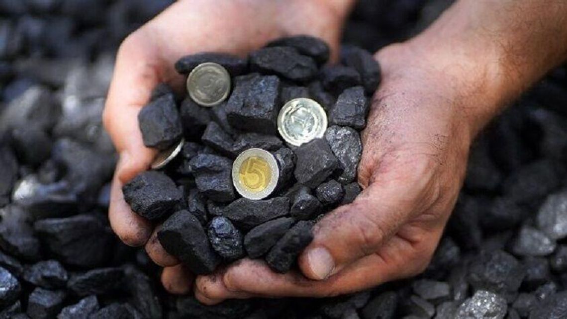 Tony węgla zalegają na placu. Miasto ma problem ze sprzedażą 