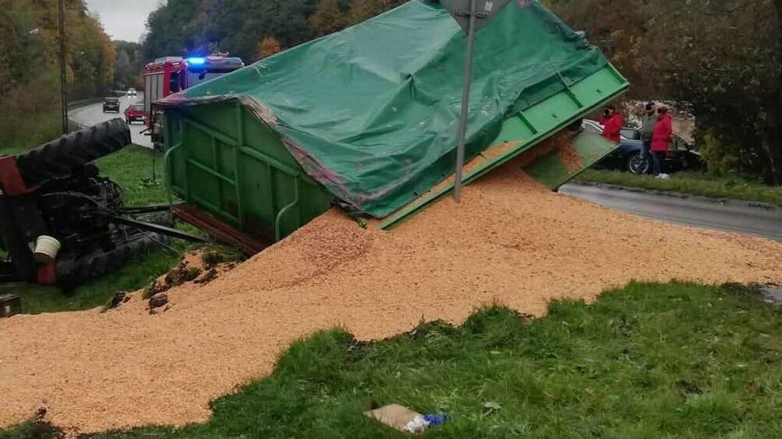 Tony ziarna na poboczu. Traktorzysta trafił do szpitala Tony ziarna na poboczu. Traktorzysta trafił do szpitala