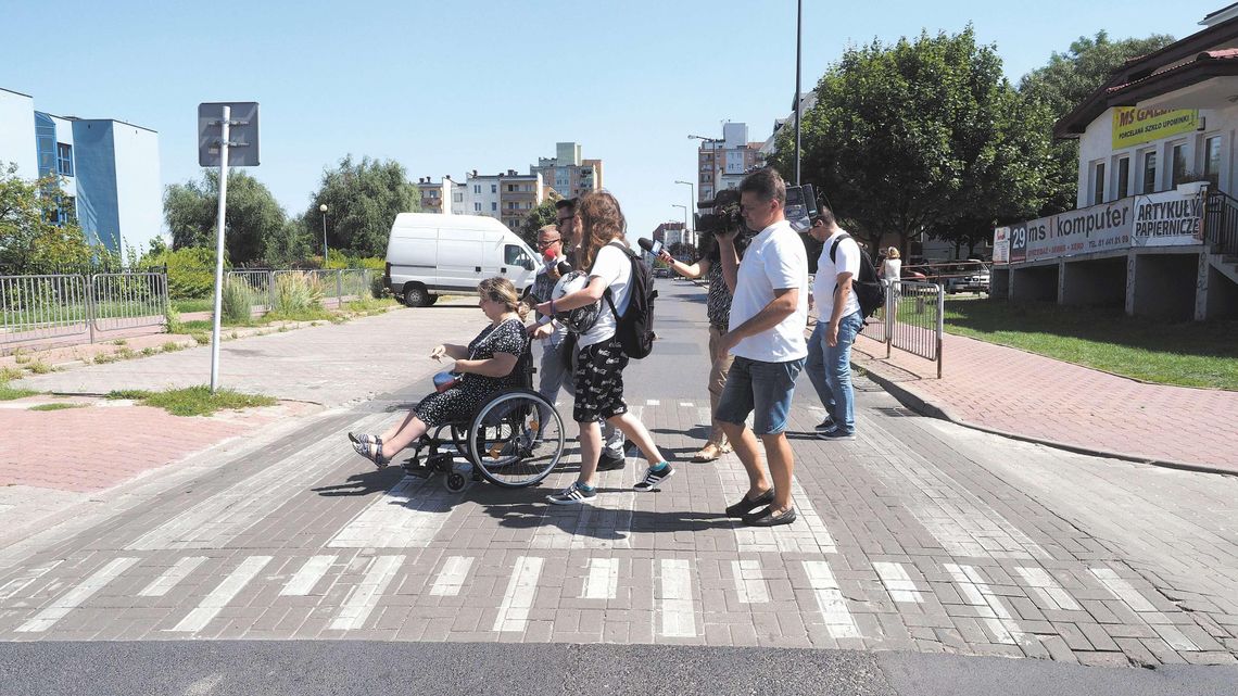 Tor przeszkód. Pokazali jak ciężko osobie na wózku poruszać się po jednym z osiedli w Lublinie