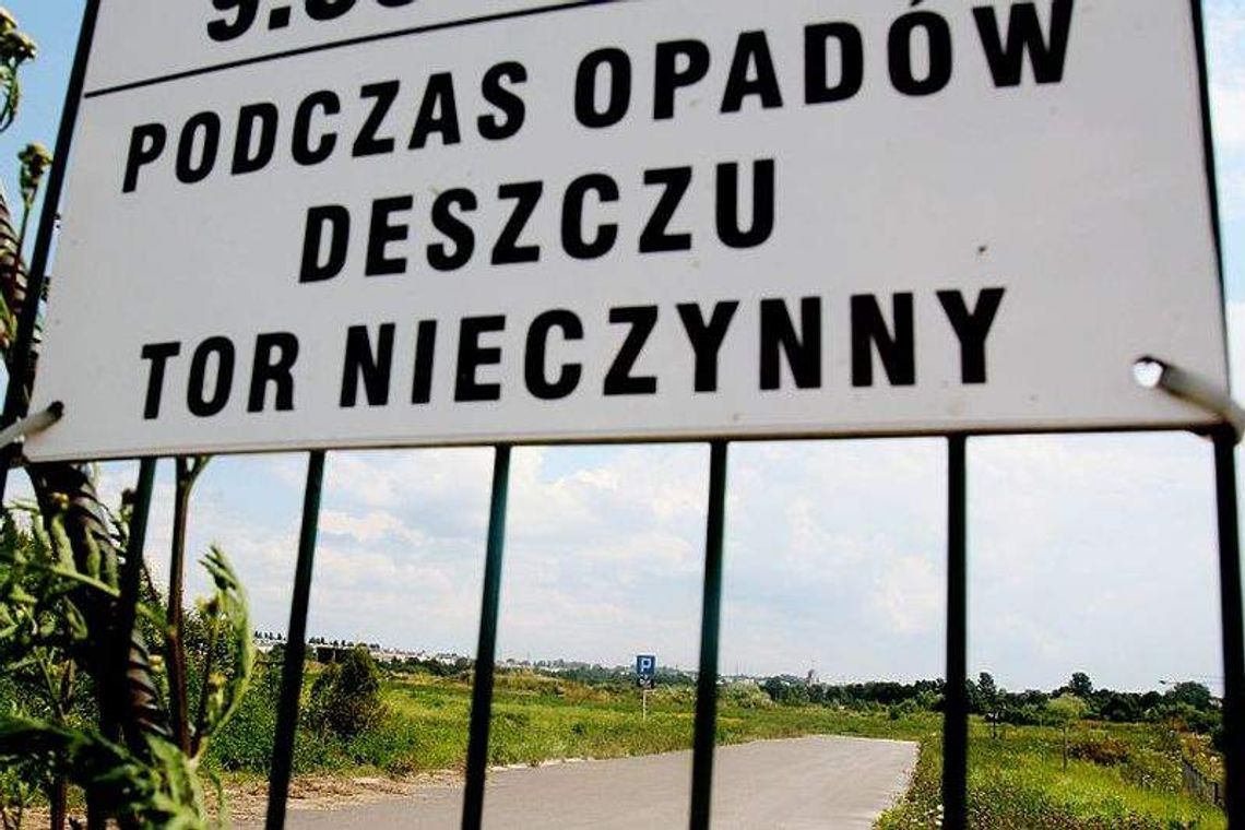 Tor rowerowy przy ul. Janowskiej zamknięty. Miliony utopione w błocie. Dosłownie Tor rowerowy przy ul. Janowskiej zamknięty. Miliony utopione w błocie. Dosłownie