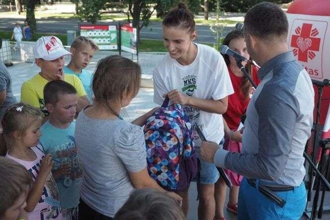 Tornistry pełne uśmiechów. Najmłodsi dostali wyprawkę od piłkarek i piłkarzy (zdjęcia) Tornistry pełne uśmiechów. Najmłodsi dostali wyprawkę od piłkarek i piłkarzy (zdjęcia)
