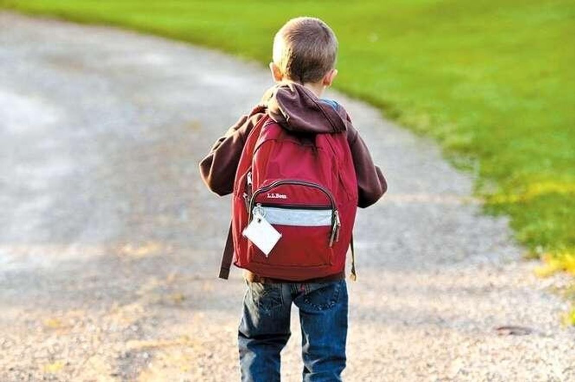 Tornistry uczniów zbyt ciężkie, nie wszystkie szkoły zapewniają szafki Tornistry uczniów zbyt ciężkie, nie wszystkie szkoły zapewniają szafki