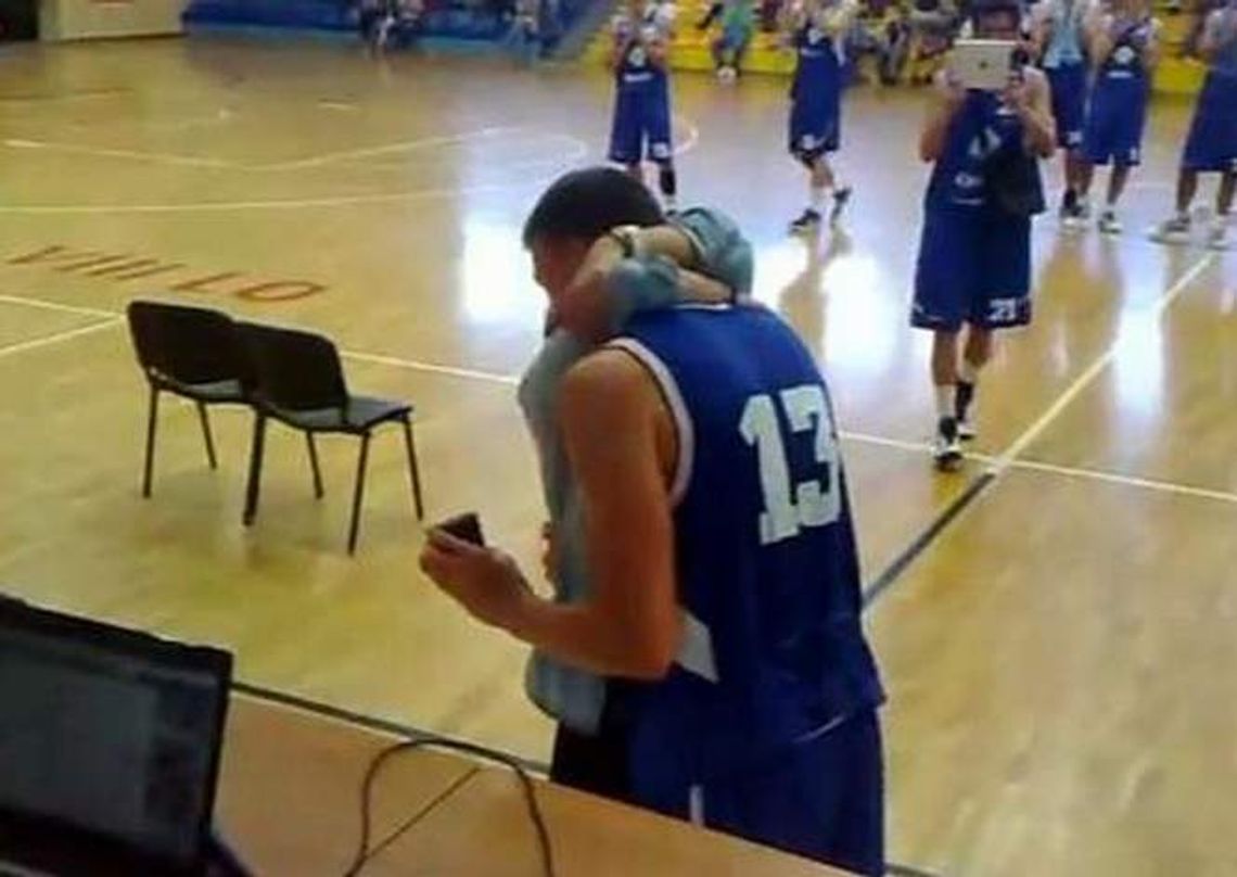 Toruński koszykarz oświadczył się po meczu (wideo)