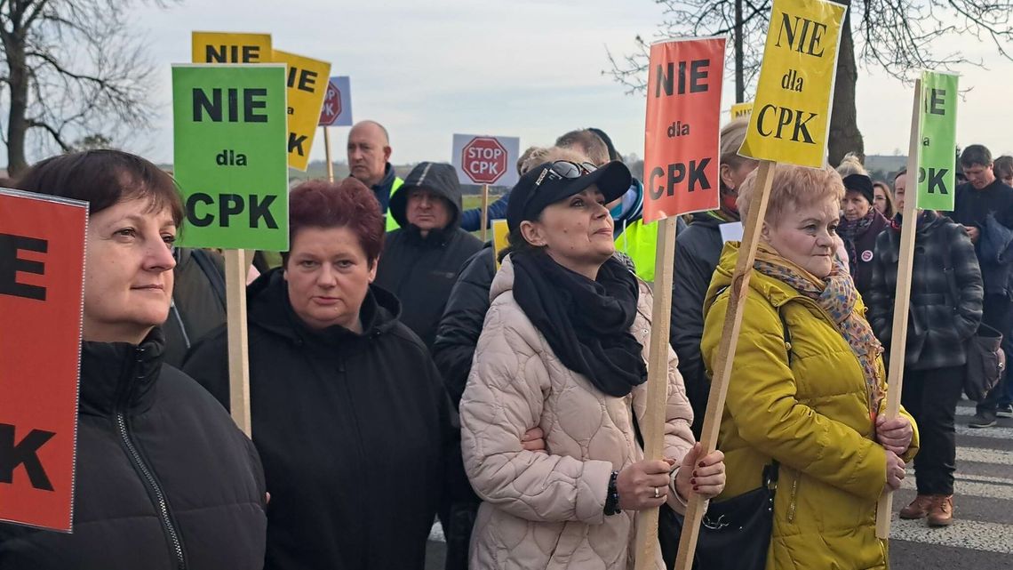 Tory mają powstać tam, gdzie stoi dom pani Agnieszki. Ludzie nie chcą takiej kolei do CPK Tory mają powstać tam, gdzie stoi dom pani Agnieszki. Ludzie nie chcą takiej kolei do CPK