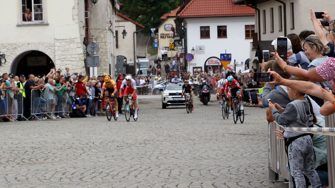 Tour de Pologne 2022. Kolarze ścigali się ulicami Kazimierza Dolnego [zdjęcia, wideo]