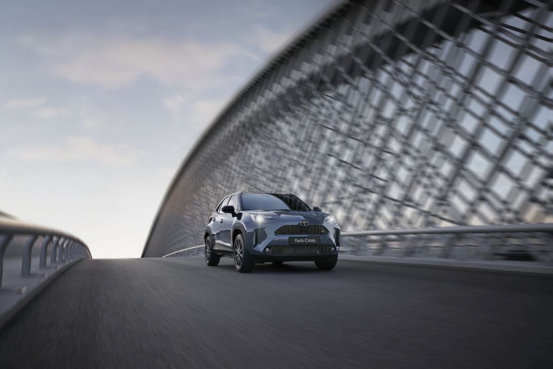 Toyota dostarczyła polskim ponad 50 tysięcy hybrydowych Yarisów Cross. Miejski crossover, który jest europejskim bestsellerem marki i liderem segmentu B-SUV, zawdzięcza swoją popularność modnej stylistyce, wyposażeniu oraz oszczędnym hybrydom o mocy 116 KM lub 130 KM.