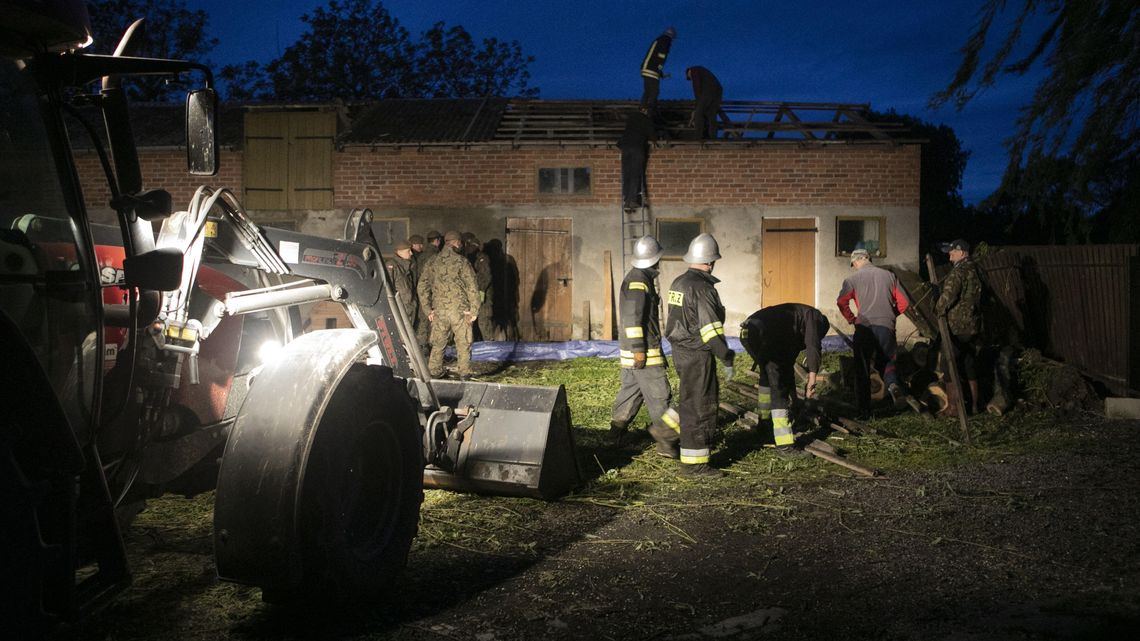 Trąba powietrzna w gm. Wojciechów. Strażacy nadal zabezpieczają budynki [zdjęcia]