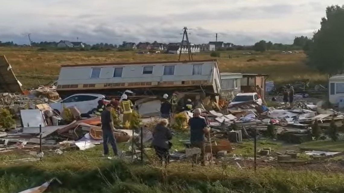 Trąba powietrzna w Ustroniu Morskim. Są ranni i zniszczone domy [wideo]
