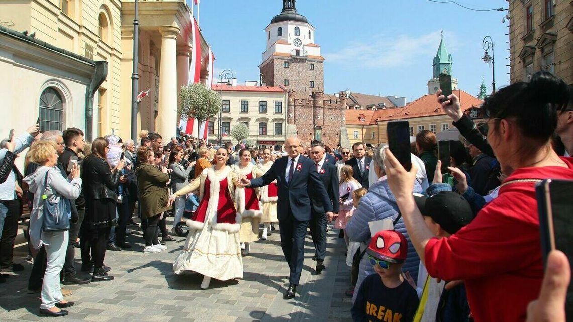 Tradycji stało się zadość. Polonez na deptaku odtańczony