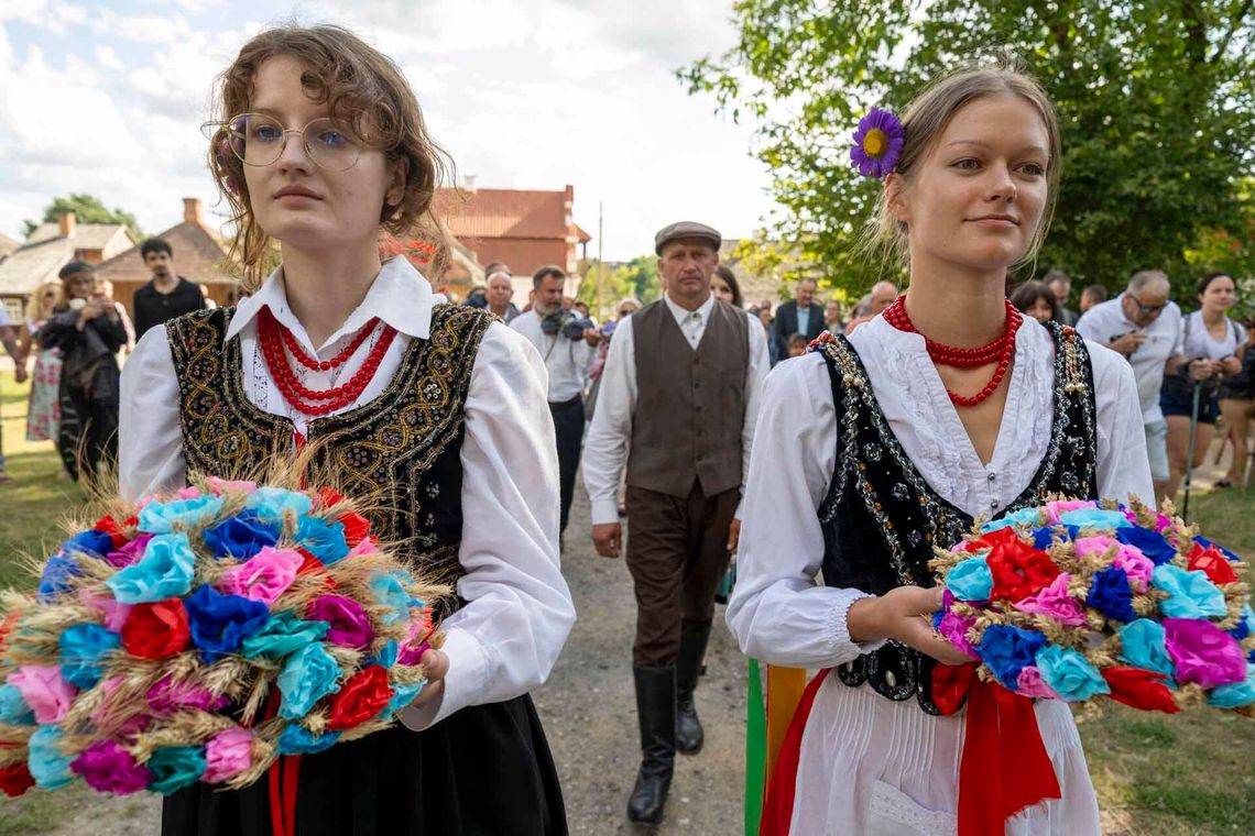 Tradycyjny korowód i podziękowanie za plony. W lubelskim skansenie pokazali jak wyglądały dożynki Tradycyjny korowód i podziękowanie za plony. W lubelskim skansenie pokazali jak wyglądały dożynki