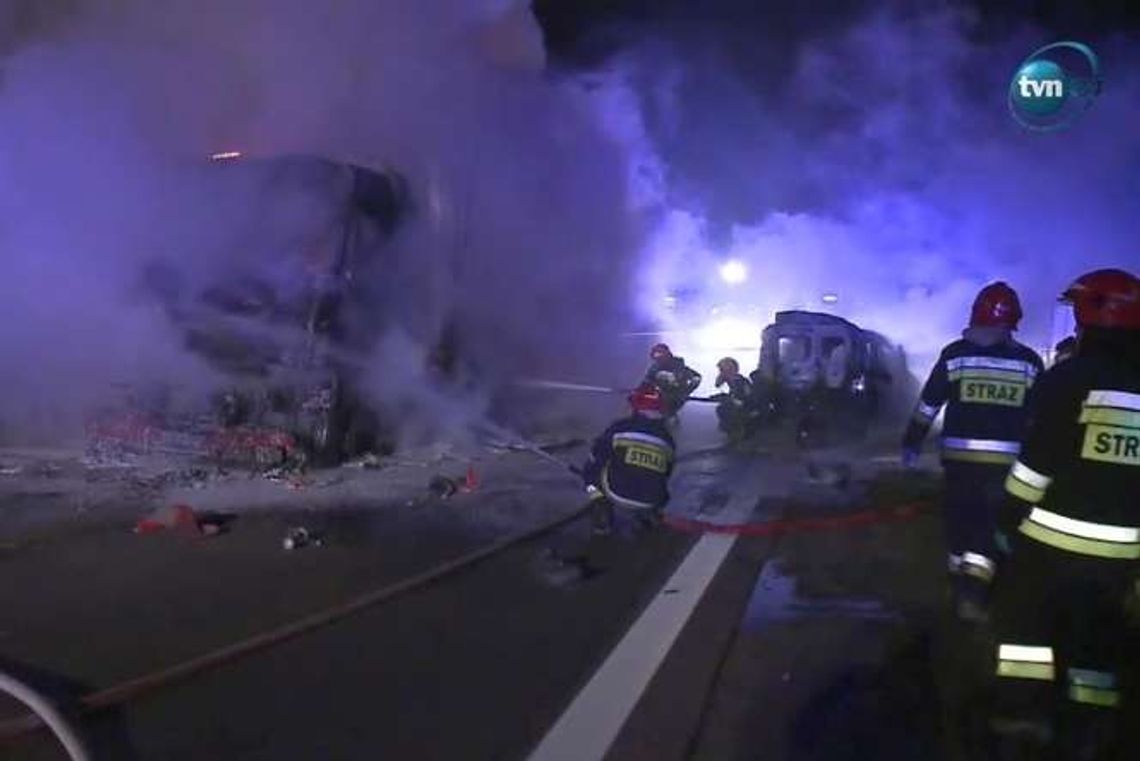 Tragedia na drodze. Auto z ludźmi spłonęło pod naczepą (wideo)