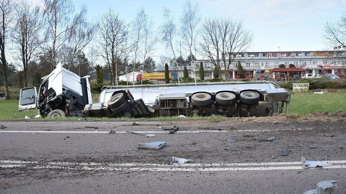Tragedia na drodze. Cysterna zderzyła się z osobową skodą, kierowca nie miał szans