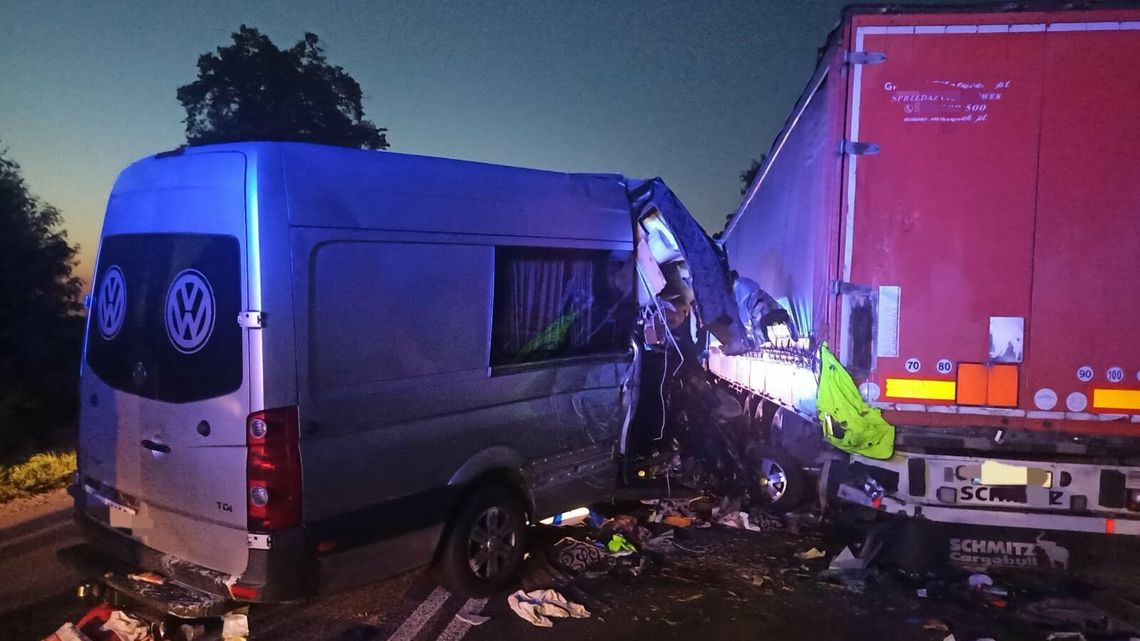 Tragedia na drodze koło Chełma. Bus uderzył w ciężarówkę