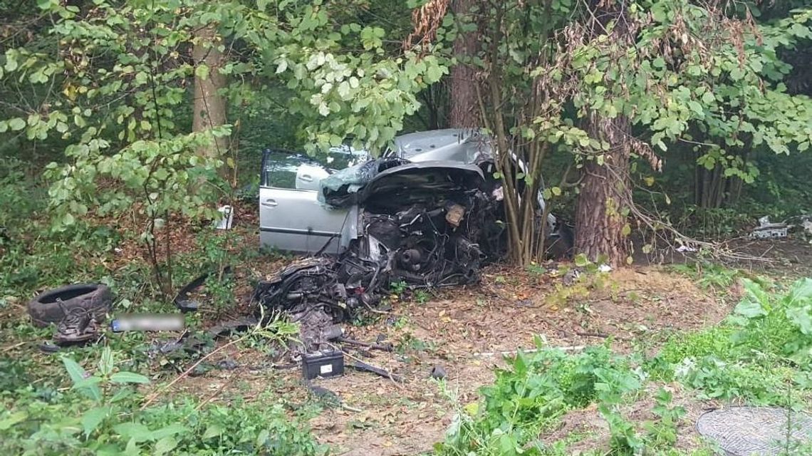 Tragedia na drodze. Nie żyją 24-letni kierowca i 17-letni pasażer