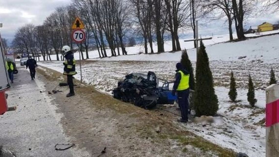 Tragedia na drodze wojewódzkiej. Nie żyje dwóch mężczyzn