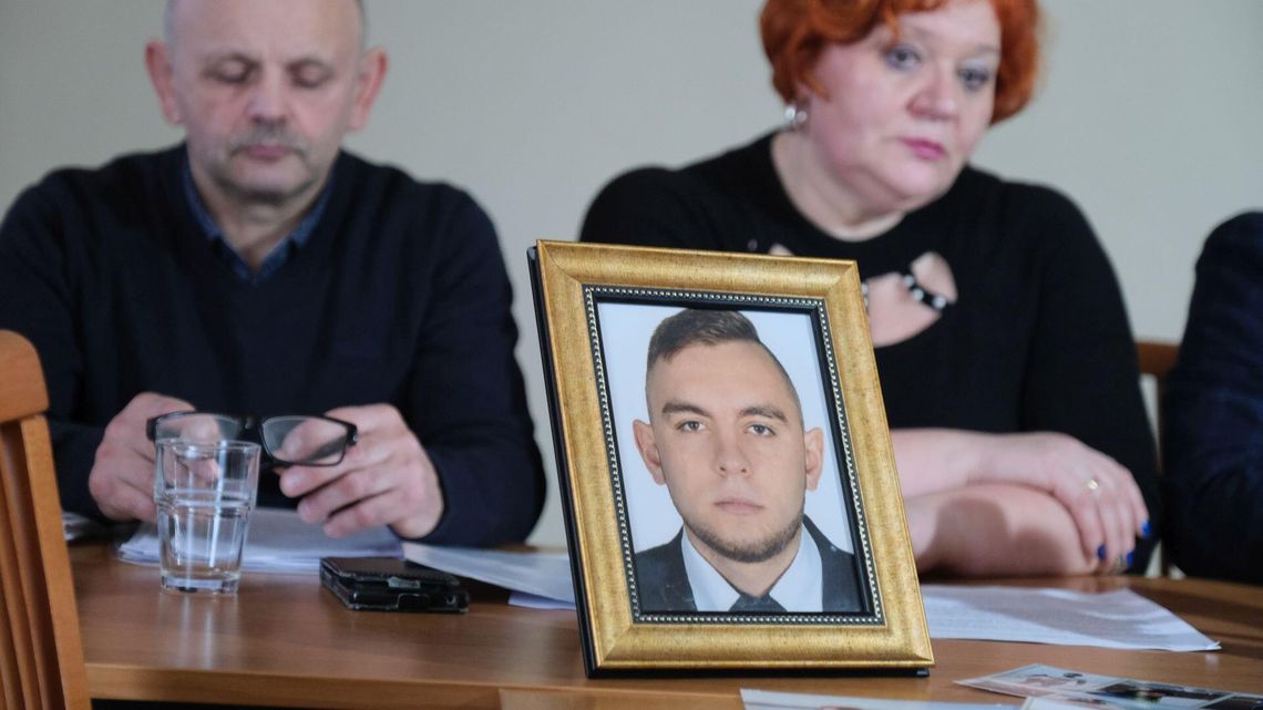 Tragedia na imprezie. Koledzy wynieśli Kamila nieprzytomnego, nie wezwali karetki [wideo]