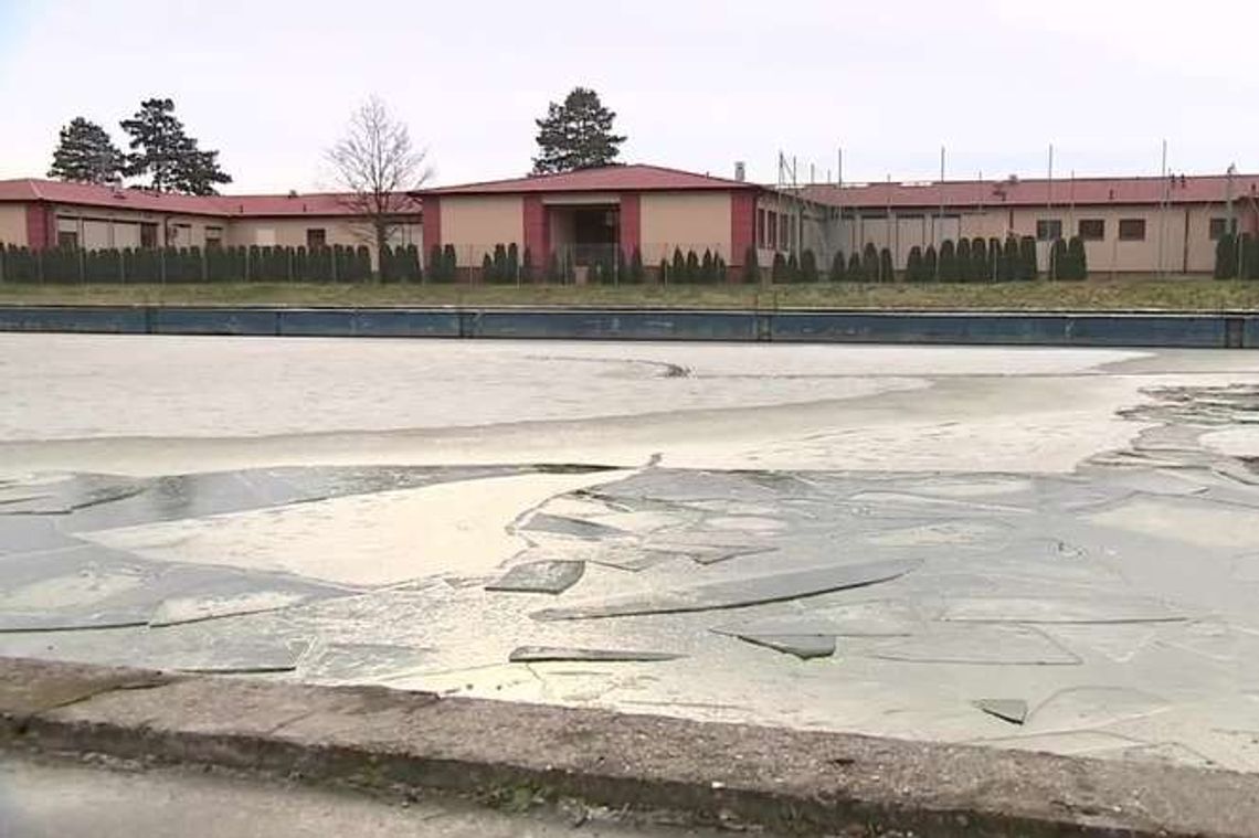 Tragedia na nieczynnym basenie. Pod nastolatkami załamał się lód Tragedia na nieczynnym basenie. Pod nastolatkami załamał się lód