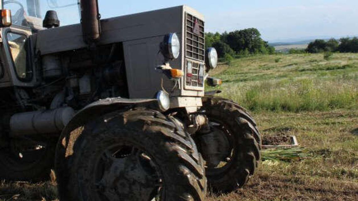 Tragedia na podwórku. Pijany mężczyzna uruchomił silnik, traktor wjechał w kobiety