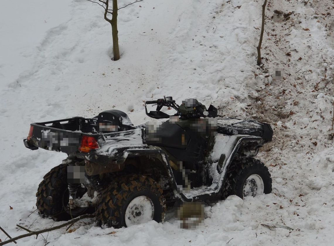 Quad w zimowym lesie po zdarzeniu – pojazd unieruchomiony na śniegu